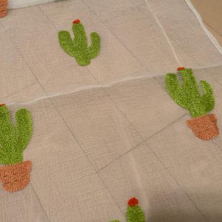 スリーコインズ(3COINS)の刺繍ポットサボテンセパレートカーテン(カーテン)