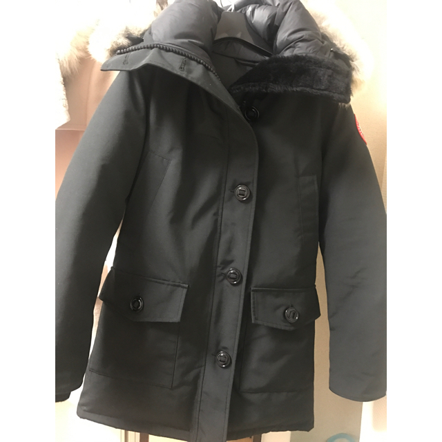 CANADA GOOSE(カナダグース)のCANADA GOOSE（カナダグース）XS のBRONTE 黒  レディースのジャケット/アウター(ダウンジャケット)の商品写真