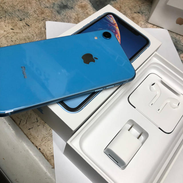 iPhone(アイフォーン)の新品未使用 iPhone XR 64GB Au ブルー スマホ/家電/カメラのスマートフォン/携帯電話(スマートフォン本体)の商品写真