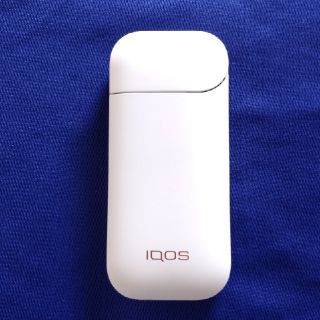 アイコス(IQOS)のｱｲｺｽ2.4改良版ﾁｬｰｼﾞｬｰﾎﾜｲﾄ中古品(タバコグッズ)