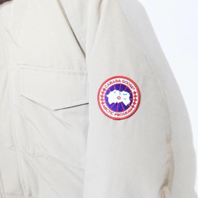 CANADA GOOSE(カナダグース)のカナダグース 美品 タグ付き カムループス サイズS メンズのジャケット/アウター(ダウンジャケット)の商品写真