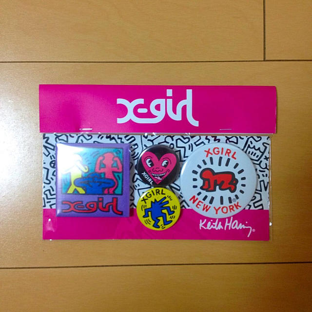 X-girl(エックスガール)のkeith haringコラボ缶バッジ レディースのアクセサリー(ブローチ/コサージュ)の商品写真