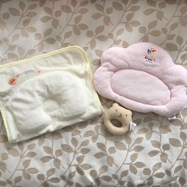 アンパンマン(アンパンマン)のベビー枕 ２個セット♡ラトル付き キッズ/ベビー/マタニティの寝具/家具(枕)の商品写真