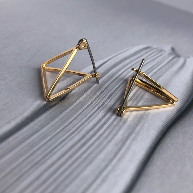 STUDIOUS(ステュディオス)の3D triangle earring レディースのアクセサリー(ピアス)の商品写真