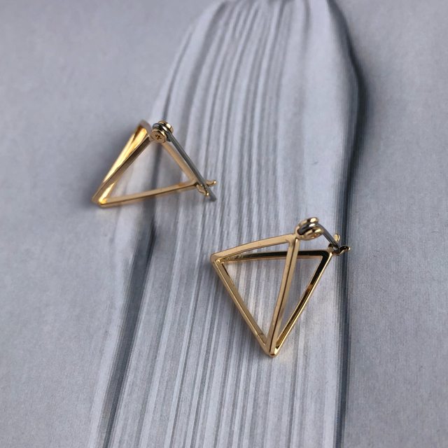 STUDIOUS(ステュディオス)の3D triangle earring レディースのアクセサリー(ピアス)の商品写真