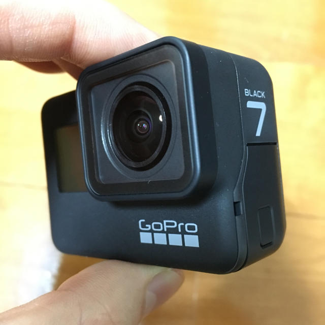GoPro(ゴープロ)の美品 GoPro Hero7 Black 純正アクセサリセット 3way 充電器 スマホ/家電/カメラのカメラ(ビデオカメラ)の商品写真