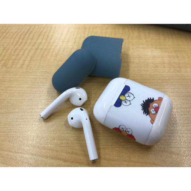 Apple(アップル)のAir pods スマホ/家電/カメラのオーディオ機器(ヘッドフォン/イヤフォン)の商品写真