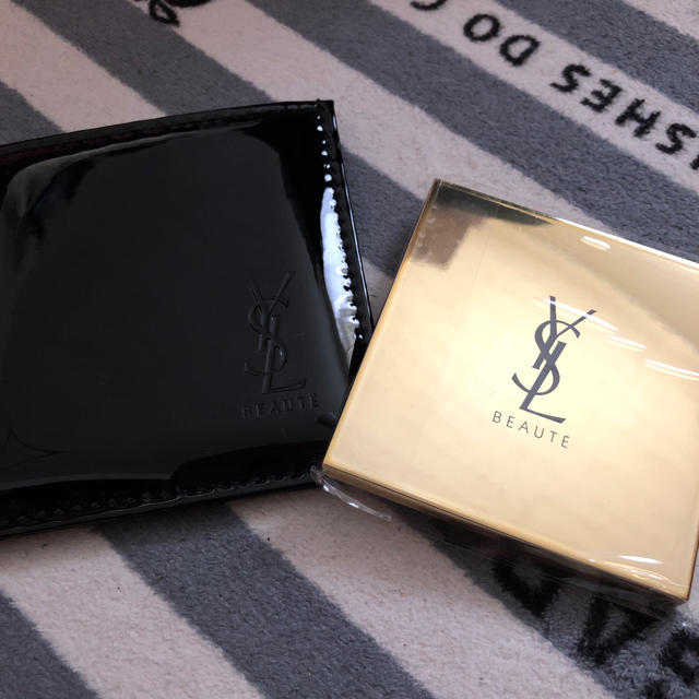 Yves Saint Laurent Beaute(イヴサンローランボーテ)のイヴ・サンローラン 鏡 レディースのファッション小物(ミラー)の商品写真