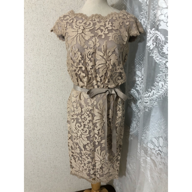 TADASHI SHOJI(タダシショウジ)の新品　Tadashi Shoji　膝丈ワンピース ドレス　総レース ベージュ レディースのワンピース(ひざ丈ワンピース)の商品写真