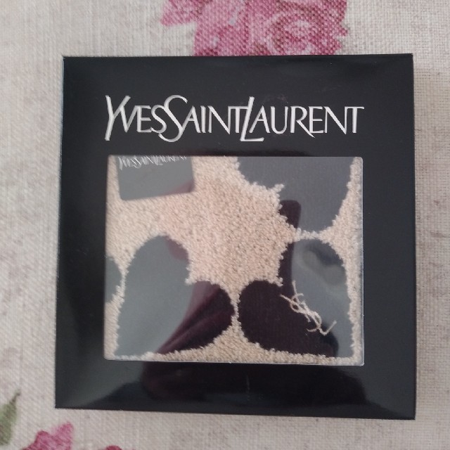 Yves Saint Laurent Beaute(イヴサンローランボーテ)のイヴ・サンローランのハンカチ レディースのファッション小物(ハンカチ)の商品写真