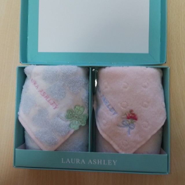 LAURA ASHLEY(ローラアシュレイ)のコロコロ様専用ローラアシュレイ タオルハンカチ 2枚 新品 ④ レディースのファッション小物(ハンカチ)の商品写真