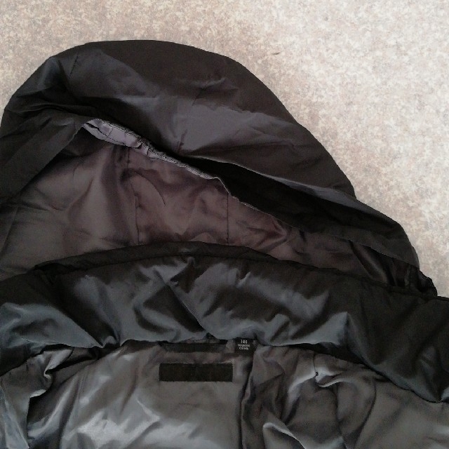UNIQLO(ユニクロ)のユニクロ ダウンジャケット 黒 140 キッズ/ベビー/マタニティのキッズ服男の子用(90cm~)(ジャケット/上着)の商品写真