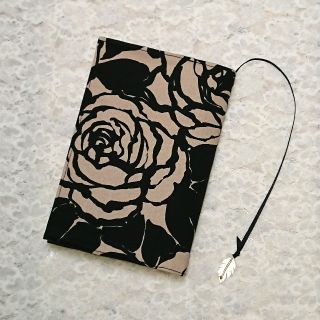 〈文庫〉大きな薔薇ツートン ブックカバー♪ハンドメイド(ブックカバー)