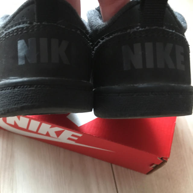 NIKE(ナイキ)のNIKE オールブラック 黒 コートバーロウ スニーカー キッズ/ベビー/マタニティのベビー靴/シューズ(~14cm)(スニーカー)の商品写真