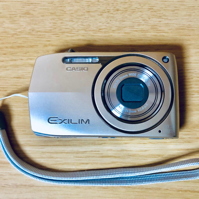 CASIO(カシオ)のCASIO デジカメ EX-Z2300 ゴールド（バッテリー・充電器付き） スマホ/家電/カメラのカメラ(コンパクトデジタルカメラ)の商品写真
