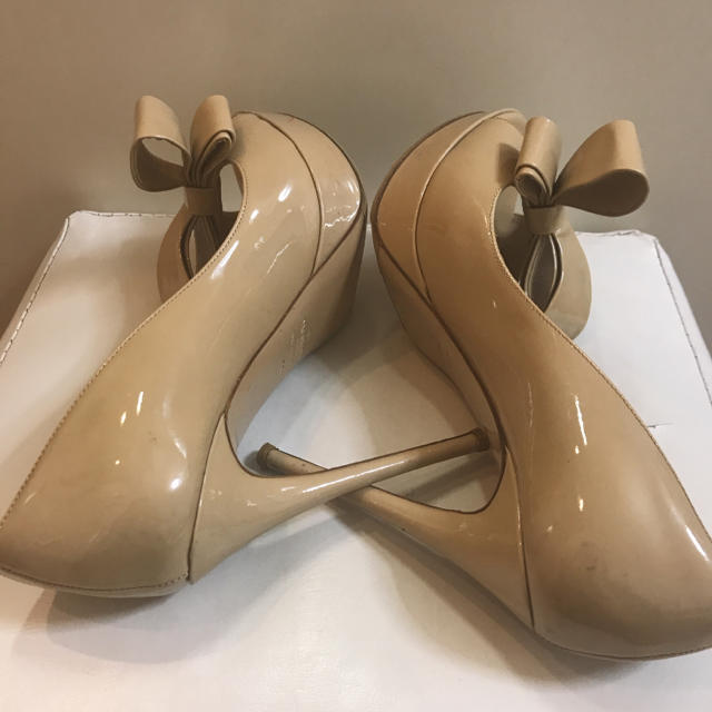 valentino garavani(ヴァレンティノガラヴァーニ)のバレンチノ ベージュパテント リボン パンプス レディースの靴/シューズ(ハイヒール/パンプス)の商品写真
