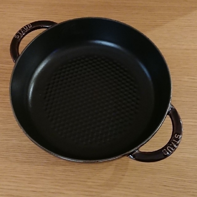 STAUB(ストウブ)のストウブ ニダベイユ24cm 廃盤色オーベルジン インテリア/住まい/日用品のキッチン/食器(鍋/フライパン)の商品写真