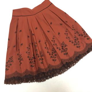 レストローズ(L'EST ROSE)のダークオレンジ刺繍スカート レストローズ  レース(ひざ丈スカート)