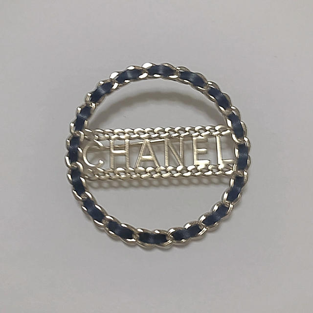 CHANEL(シャネル)の新品★新作 今季秋冬 CHANEL ロゴ ブローチ チェーン レザー シャネル レディースのアクセサリー(ブローチ/コサージュ)の商品写真