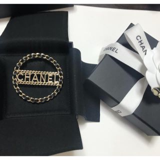 シャネル(CHANEL)の新品★新作 今季秋冬 CHANEL ロゴ ブローチ チェーン レザー シャネル(ブローチ/コサージュ)