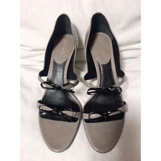 ジョルジオアルマーニ(Giorgio Armani)のGIORGIO ARMANI グレーエナメルパンプス 新品(ハイヒール/パンプス)