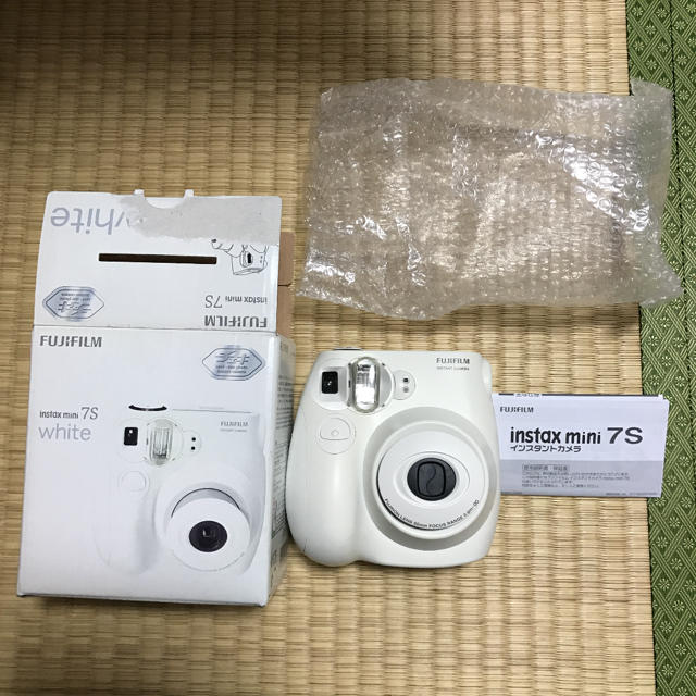 富士フイルム(フジフイルム)のチェキ instax mini 7S 富士フイルム ホワイト スマホ/家電/カメラのカメラ(フィルムカメラ)の商品写真