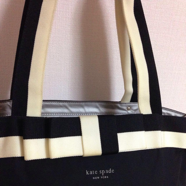 kate spade new york(ケイトスペードニューヨーク)のケイトスペード・白×黒リボントート レディースのバッグ(トートバッグ)の商品写真