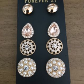 フォーエバートゥエンティーワン(FOREVER 21)の【新品!!】ゴージャス&可愛い☆☆  キラキラピアス4点セット(ピアス)