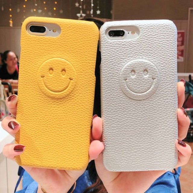 ⭐かわいい⭐フェイクレザーエンボススマイリーiPhoneケースの通販 by すなふきん's shop｜ラクマ