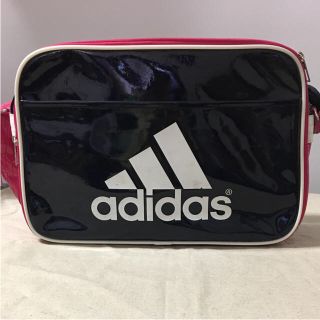 アディダス(adidas)のadidas アディダス エナメルバッグ 紺×ピンク(その他)