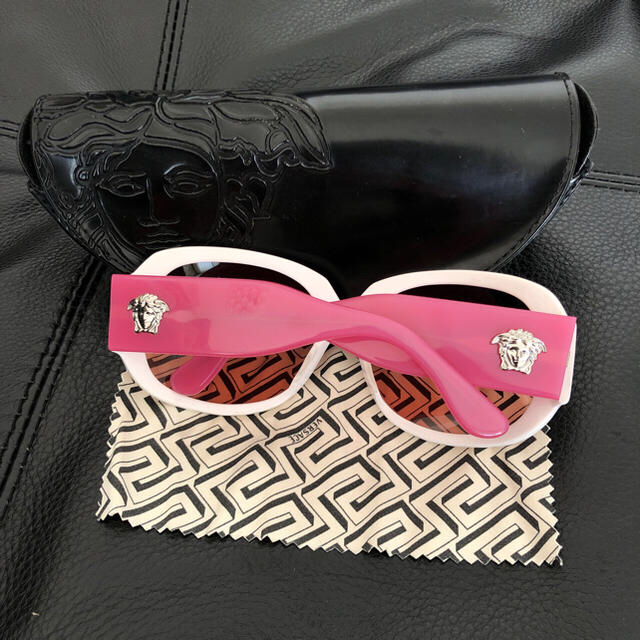 VERSACE(ヴェルサーチ)のヴェルサーチサングラス白フレームピンク ケース付 レディースのファッション小物(サングラス/メガネ)の商品写真