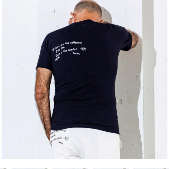 1piu1uguale3(ウノピゥウノウグァーレトレ)の新作 1PIU1UGUALE3 RELAX グラフィックプリントTシャツ  メンズのトップス(Tシャツ/カットソー(半袖/袖なし))の商品写真