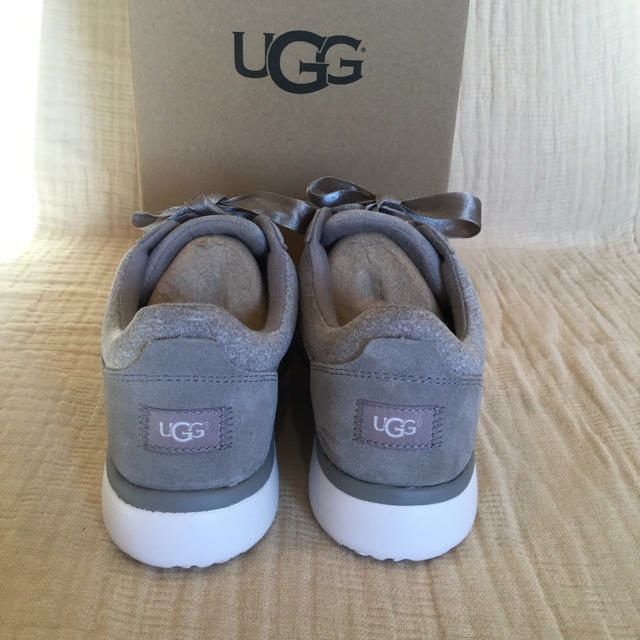 UGG(アグ)の新品 UGG VICTORIA スニーカー 25cm 新品未使用品 レディースの靴/シューズ(スニーカー)の商品写真