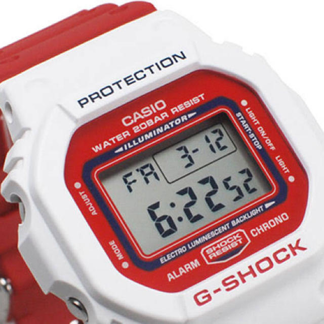 G-SHOCK(ジーショック)のカシオ Gショック海外モデル 白×赤 デジタル 防水 DW-5600TB-4A メンズの時計(腕時計(デジタル))の商品写真