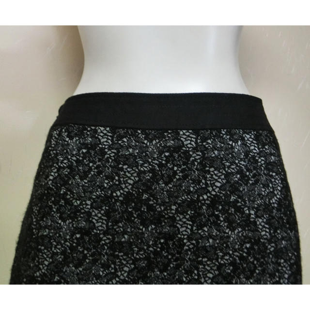INDIVI(インディヴィ)のゆっきーに様専用  INDIVI 黒い花の刺繍のスカート36 レディースのスカート(ひざ丈スカート)の商品写真