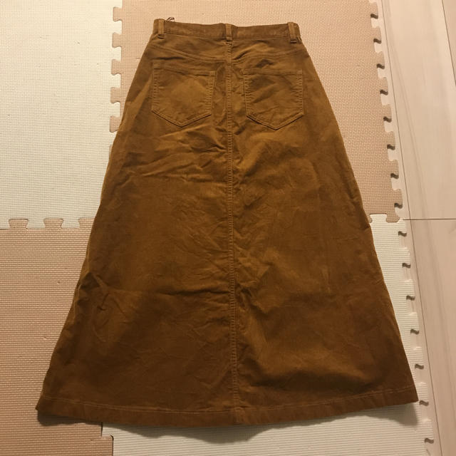 GU(ジーユー)のgu フロントボタン コーデュロイスカート レディースのスカート(ひざ丈スカート)の商品写真