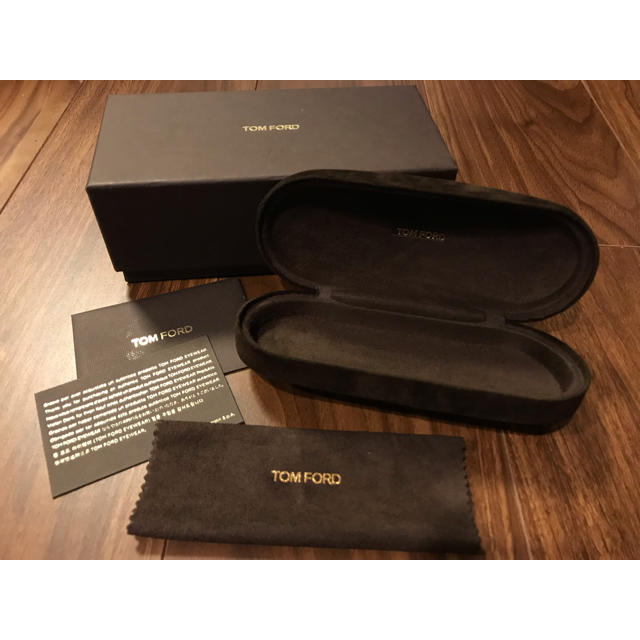 TOM FORD(トムフォード)のトムフォード 箱 メガネケース メガネ拭き カードセット メンズのファッション小物(サングラス/メガネ)の商品写真