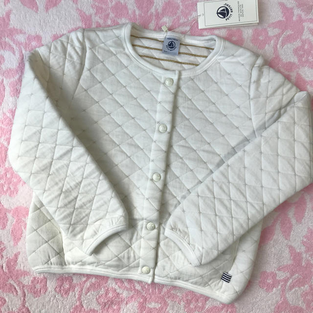 PETIT BATEAU(プチバトー)の☆SALE☆ 新品 プチバトー♡ チュビックキルティングカーディガン 6ans キッズ/ベビー/マタニティのキッズ服女の子用(90cm~)(カーディガン)の商品写真