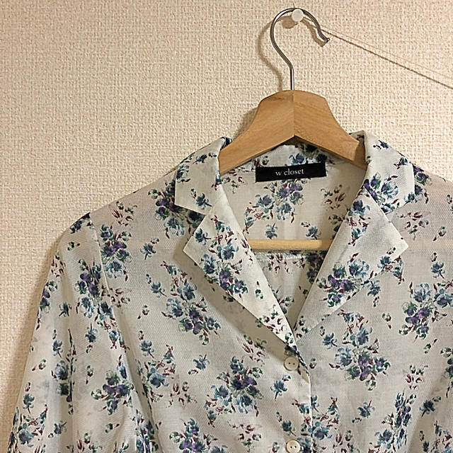 w closet(ダブルクローゼット)の【さらに値下げ先取り春物】花柄ガウン レディースのトップス(カーディガン)の商品写真