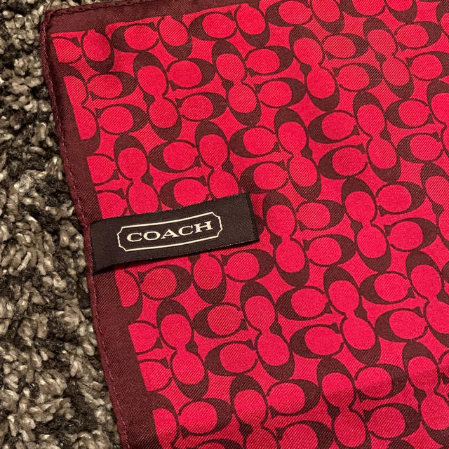 COACH(コーチ)の【美品】COACH  コーチ高級シルクスカーフ 赤 シグネチャー レディースのファッション小物(バンダナ/スカーフ)の商品写真