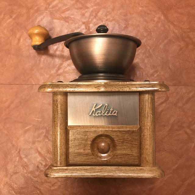 CARITA(カリタ)の【美品】KALITA（カリタ） 手挽きコーヒーミル　銅板ミル インテリア/住まい/日用品のキッチン/食器(調理道具/製菓道具)の商品写真