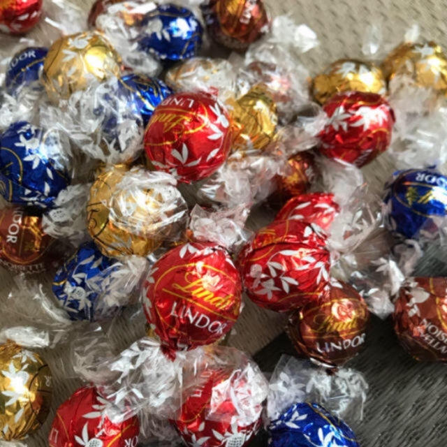 Lindt(リンツ)のリンツ リンドール 20個 チョコ チョコレート コストコ ダーク ナッツ 食品/飲料/酒の食品(菓子/デザート)の商品写真