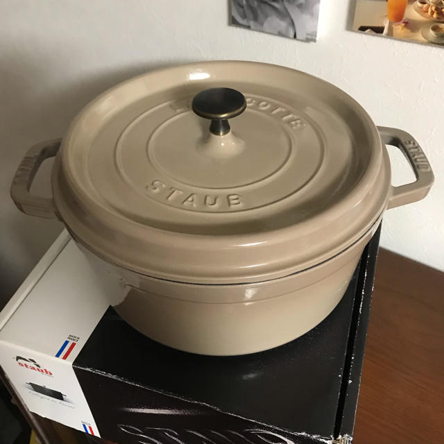 STAUB(ストウブ)のsiizar様専用     ストウブ 限定色 リネン 24センチ インテリア/住まい/日用品のキッチン/食器(鍋/フライパン)の商品写真