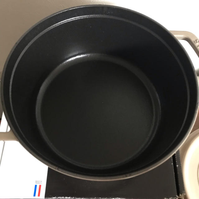 STAUB(ストウブ)のsiizar様専用     ストウブ 限定色 リネン 24センチ インテリア/住まい/日用品のキッチン/食器(鍋/フライパン)の商品写真