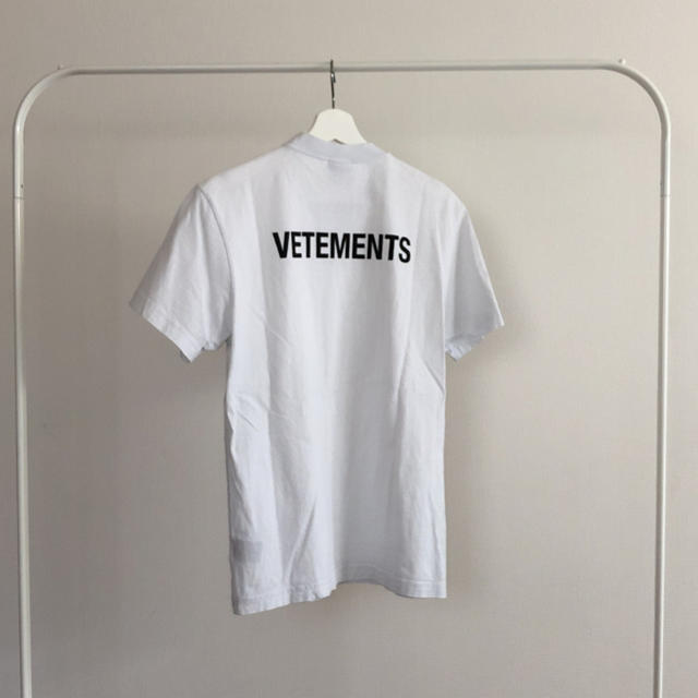 Supreme(シュプリーム)の【サイズS】VETEMENTS STAFF TEE  メンズのトップス(Tシャツ/カットソー(半袖/袖なし))の商品写真