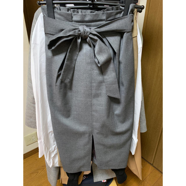 tiara(ティアラ)のTIARA ティアラ ベルテッドセミタイトスカート グレー レディースのスカート(ひざ丈スカート)の商品写真