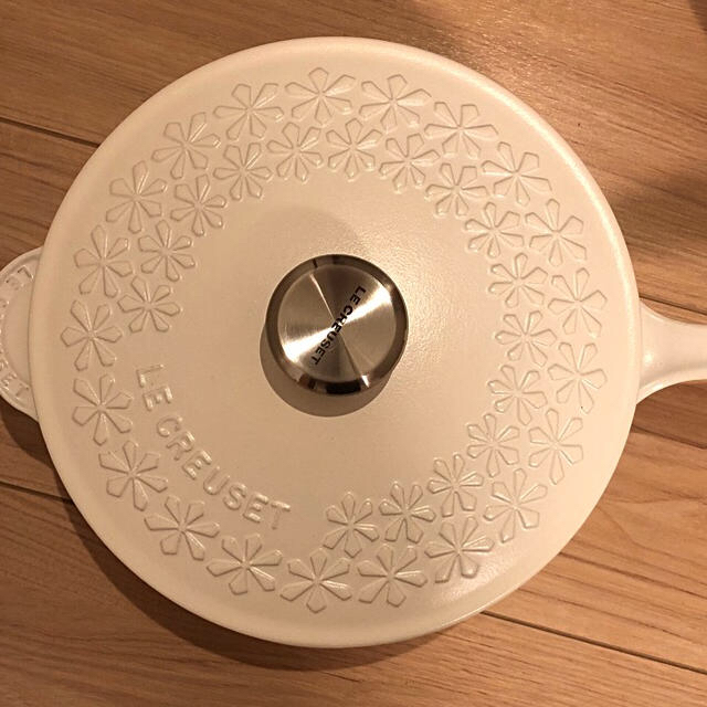 LE CREUSET - 新品❣️ルクルーゼ ソーシエ フラワーレリーフコットン