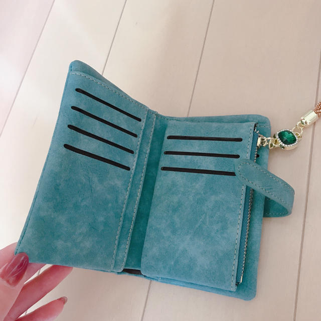ビジュータッセル付き二つ折り財布 レディースのファッション小物(財布)の商品写真