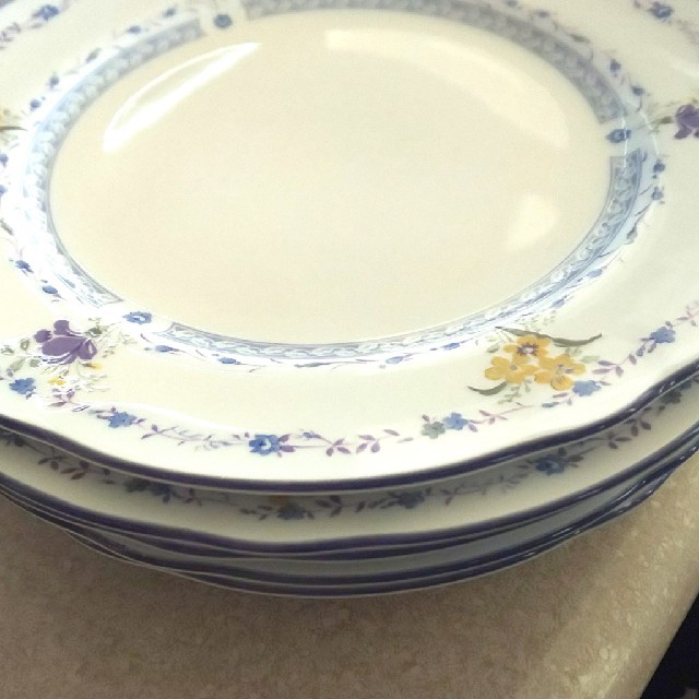 Noritake(ノリタケ)のお値下げしました❗️【美品✨】ケーキ皿 5枚セット🍰 インテリア/住まい/日用品のキッチン/食器(食器)の商品写真