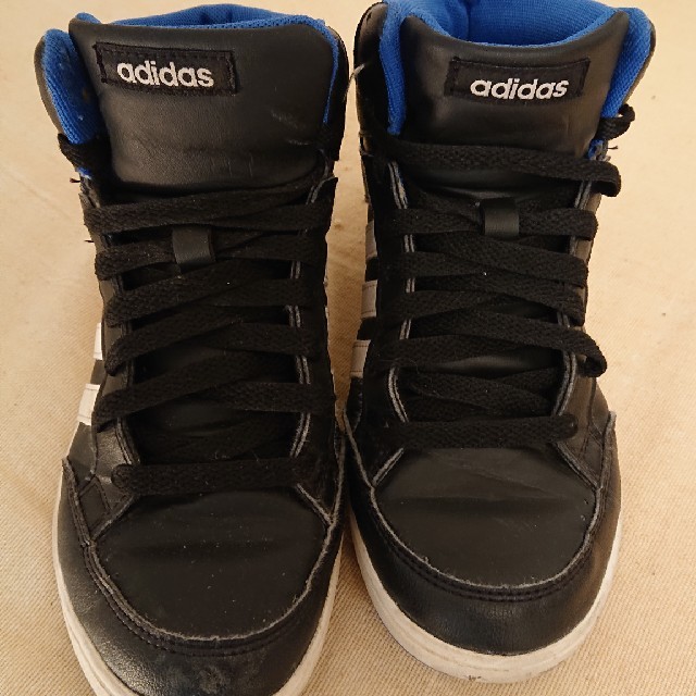 adidas(アディダス)の22センチ アディダス ハイカットスニーカー キッズ/ベビー/マタニティのキッズ靴/シューズ(15cm~)(スニーカー)の商品写真